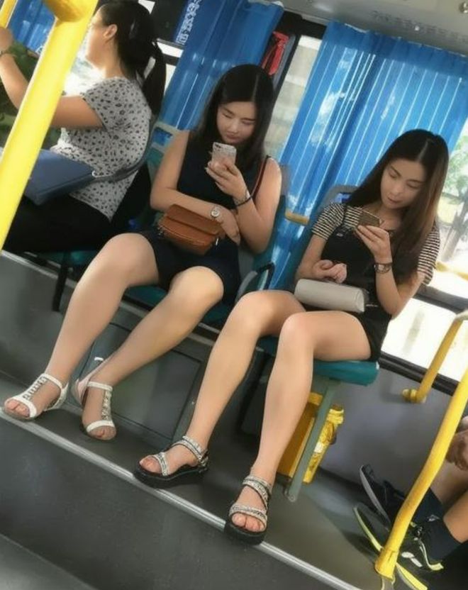 大街上看到大白腿，忍不住瞄了两眼，算不算不尊重女性？